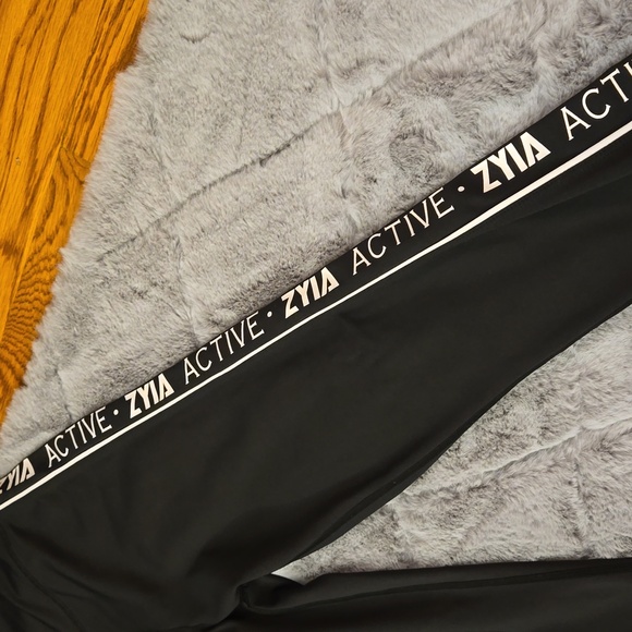 ZYIA Active Black/White Athletic Leggings, Women's Size 6-8, Great Condition - Picture 6 of 9